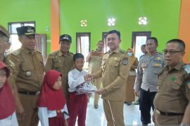 Pemkab Konsel beri seragam sekolah gratis ke 1.400 pelajar SD dan SMP