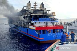 Evakuasi korban terbakarnya KM Barcelona 5