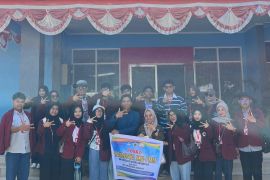 Mahasiswa UNG ajak masyarakat Iluta manfaatkan eceng gondok menjadi produk bernilai ekonomis