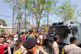 Warga penuhi lokasi rekonstruksi pembunuhan wanita di Cisauk Tangerang