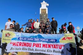 PWI Surakarta serukan persatuan PWI dari Puncak Gunung Lawu