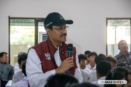 Mensos berikan semangat siswa Sekolah Rakyat Unesa Surabaya