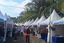 Dekranasda ajak pelaku UMKM pasarkan produk di toko oleh-oleh Depok Maju