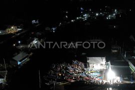 Serunya menonton bioskop terapung di Desa Muara Enggelam