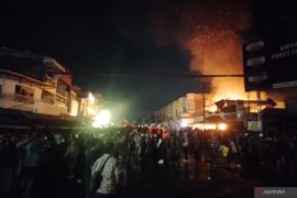 Kebakaran di Pasar Inpres Manonda Palu hanguskan belasan petak dagang