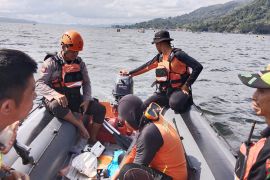 Tim SAR gabungan cari korban tenggelam di Danau Tondano Minahasa