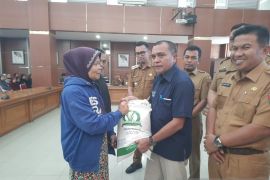 Bulog dan Pemkot Bukittinggi salurkan bantuan pangan ke 4.937 KK