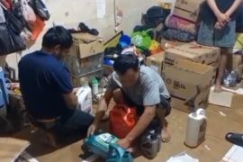 Polisi bekuk tiga orang sindikat oli palsu di Kembangan Jakbar