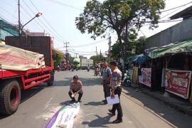 Kecelakaan pengendara motor tewas terlindas truk di Caringin Bandung
