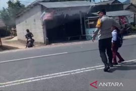 Kapolres Bangka Selatan mendadak turun dari mobil dinas bantu anak SD seberangi jalan