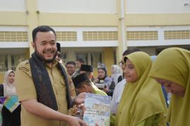 Progul Padang Juara, Wako Fadly Amran serahkan LKS gratis bagi siswa SMPN 25