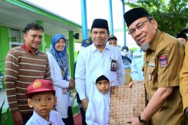 Wawako Maigus Nasir serahkan LKS gratis bagi siswa  MI dan MTs