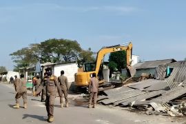 194 bangunan liar di bantaran Sungai Cidurian Tangerang dibongkar