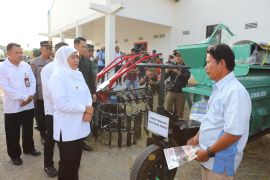 Khofifah serahkan bantuan alsintan ke 15 gapoktan di Tuban