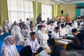 Belasan pasangan nikah massal di Kantor Kemenag HST