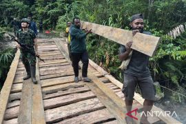 TNI bersama warga perbaiki jembatan rusak akibat aksi KST Papua