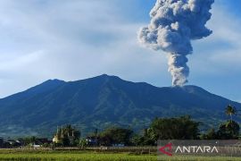 Marapi erupsi 1,6 km, dentumannya terdengar hingga Bukittinggi
