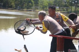 Ditlantas Polda Babel lepas ratusan ikan dan burung di kawasan Taman Bhaypark