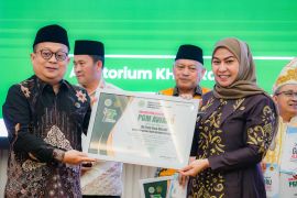 Banjarbaru Mayor Lisa awarded by PGM Indonesia