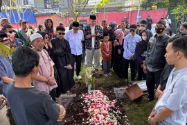 Iie Sumirat dimakamkan di TPU Legok Ciseureuh Bandung