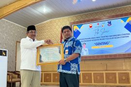 SKK Migas-PetroChina serahkan bantuan 100 paket nutrisi keluarga stunting di Tanjabbar