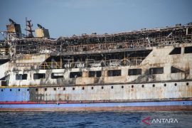 Kondisi terkini KM Barcelona V pasca terbakar di Pantai Talise Page 1 Small