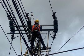 PLN UP3 Ambon  pulihkan listrik di Amahusu usai banjir dan longsor