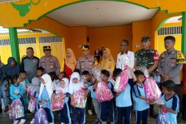 Polresta Tanjungpinang bagikan perlengkapan sekolah untuk 200 siswa di Pulau Penyengat