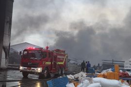 Damkarmat Medan: Dua petugas terluka saat padamkan  api pabrik minyak