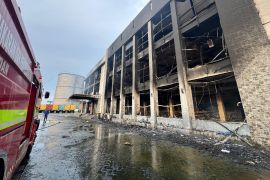 Damkarmat kerahkan 12 armada  padamkan pabrik minyak makan terbakar