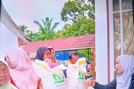 Pemkab Pasaman Barat salurkan bantuan beras kepada 29.658 keluarga