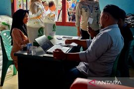 Bulog permudah proses warga Natuna penerima bantuan pangan ambil beras