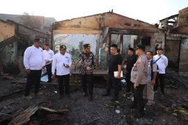 200 petugas dikerahkan bereskan puing bekas kebakaran Grogol Utara