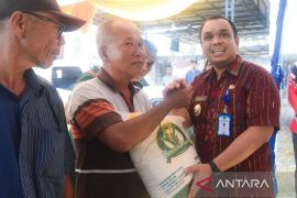 Harry Pahlevi salurkan bantuan pangan beras pemerintah padangsidimpuan