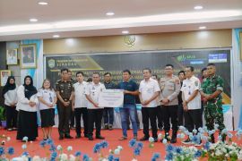 Pemkab Sekadau serahkan bantuan perlindungan sosial bagi pekerja perkebunan sawit