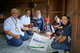 PT SIS-YABN salurkan 361 paket seragam sekolah bagi siswa prasejahtera