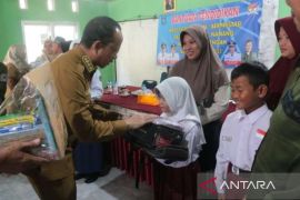 Pemkab Bangka Tengah salurkan bantuan perlengkapan sekolah untuk 35 pelajar