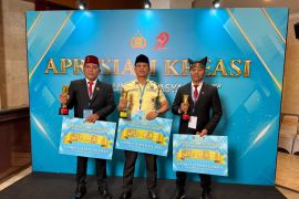Polri beri penghargaan teladan kepada tiga satpam di Hari Bhayangkara