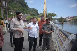 Antisipasi banjir, Wako Fadly Amran tinjau  pengerukan Sungai Batang Arau di Seberang Palinggam