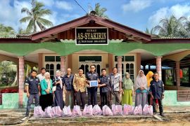 Semarak HUT Ke-49, PT Timah bagikan paket sembako bantu warga Teluk Dalam