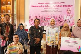 Srikandi PLN Babel tebar kasih di SLBN 31 Pangkalpinang, peringati Hari Anak dan Hari Kebaya Nasional