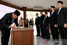 Lantik direksi dan komisaris BUMD, Bobby: rencanakan bisnis strategis