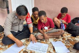 Polresta Jayapura Kota ajar calistung anak putus sekolah di Heram