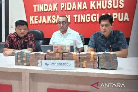 Penyidik pidsus Kejati Papua geledah Kantor Bulog di Jayapura