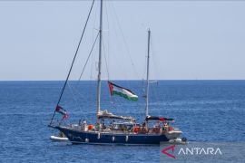 Belasan pesawat tak berawak terbang di atas kapal bantuan Handala menuju Gaza
