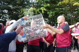 Kapolda Babel ajak anggota lepaskan ratusan ikan dan burung di kawasan Taman Bhaypark