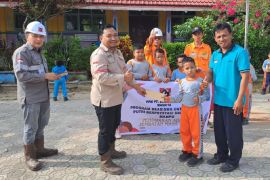 Peduli pendidikan, PT Bumi Makmur Waskita berikan beasiswa di tiga desa