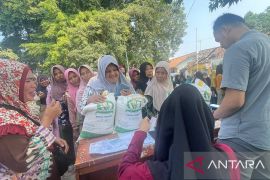 Warga Serang sambut gembira bantuan pangan berupa beras