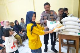 Polres Garut memantau penyaluran bantuan beras memastikan tepat sasaran