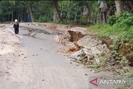 Legislator Balangan desak Pemda tindaklanjuti jalan amblas di Lampihong